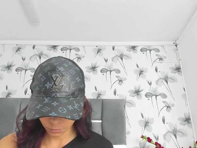 Ehotloveaxxx on BongaCams