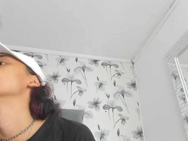 Ehotloveaxxx on BongaCams