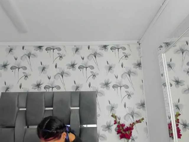 Ehotloveaxxx on BongaCams