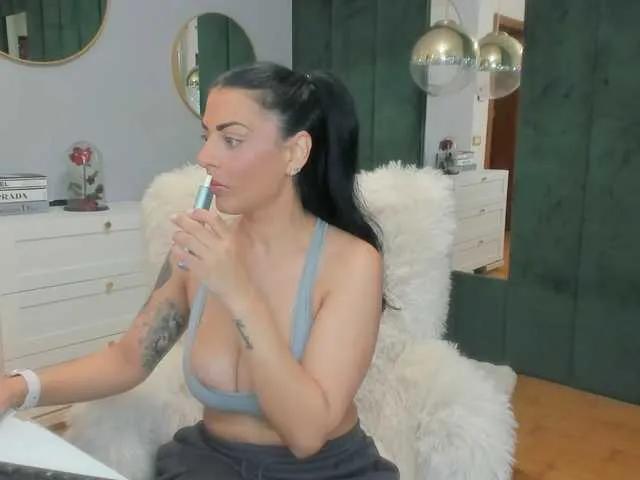 ElisaBaxter on BongaCams