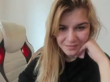 artsyandcraftsy_ on Chaturbate