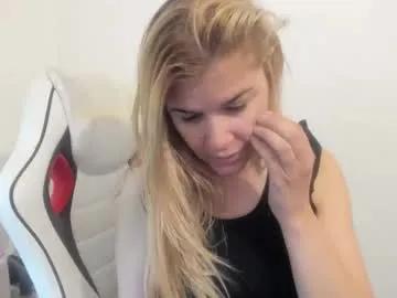 artsyandcraftsy_ on Chaturbate