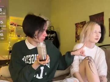 veryraretwins on Chaturbate