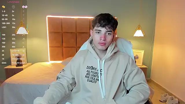 AlejooTwink on StripChat