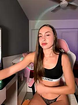 alicewonder_8 on StripChat