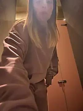 Alirawrz on StripChat