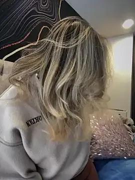 Alirawrz on StripChat