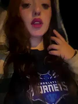 Baby__Otaku — plug anal esposada in public!