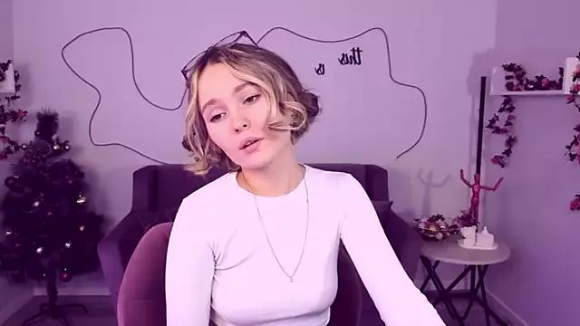 BritnieCute on StripChat