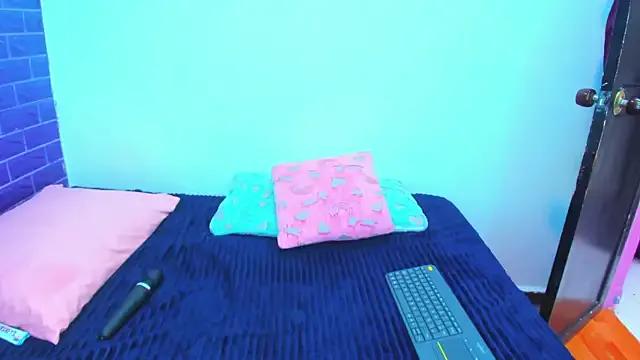 Cora_222 — please vibrate my pussy