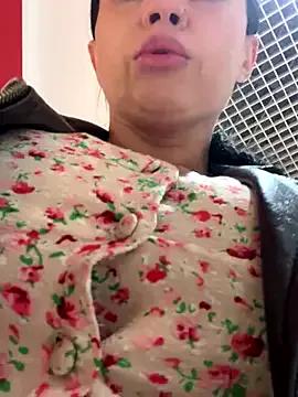 CrazzyChicks on StripChat