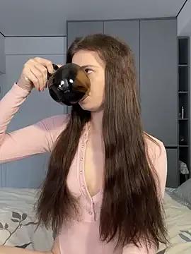 CurlyLara on StripChat