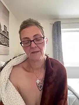 Curvy-Jinx on StripChat