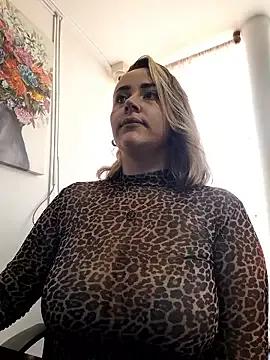 CurvyLust_x on StripChat