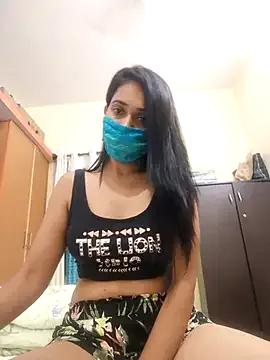 Curvyqueenz on StripChat