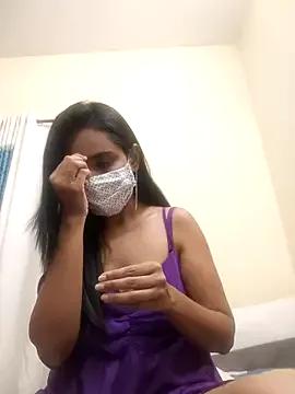 Curvyqueenz on StripChat