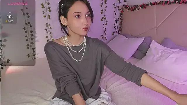 GentleMusee — show bra strap