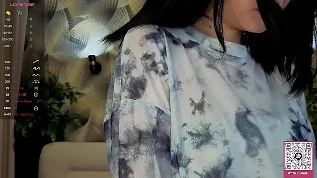 Honeey_Beee on StripChat