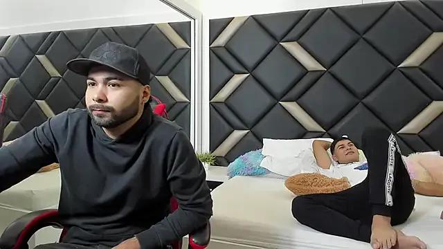 Hot_Threesomee on StripChat