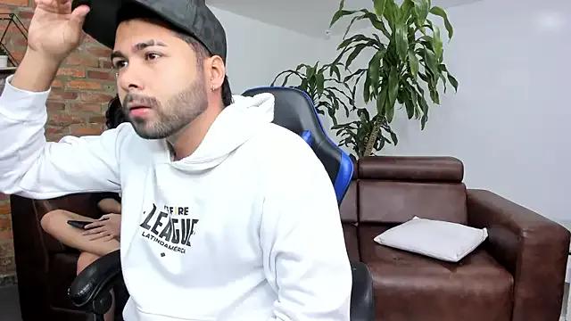 Hot_Threesomee on StripChat