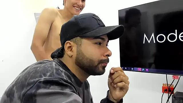 Hot_Threesomee on StripChat