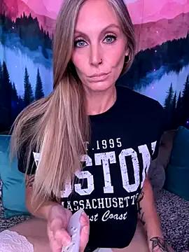 ItsDanniG on StripChat