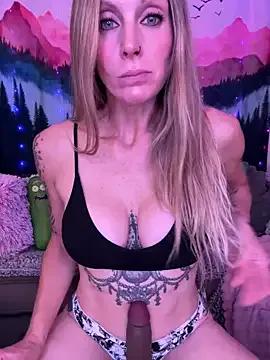 ItsDanniG on StripChat