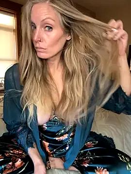 ItsDanniG on StripChat