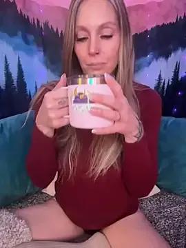 ItsDanniG on StripChat