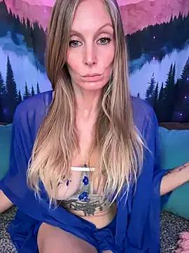 ItsDanniG on StripChat