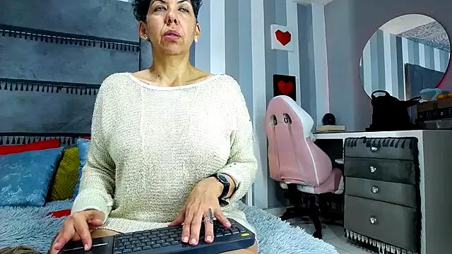 Julianewell on StripChat