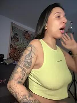 kiaraglam2 on StripChat