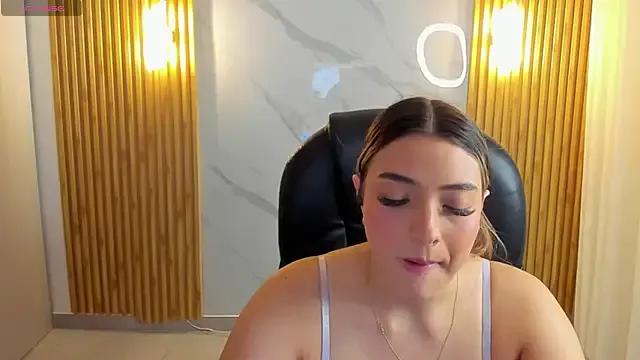 KYLIE_JONES6 on StripChat
