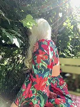 LaraHollywood on StripChat