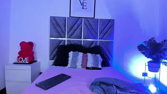 Laura_Dicardy on StripChat