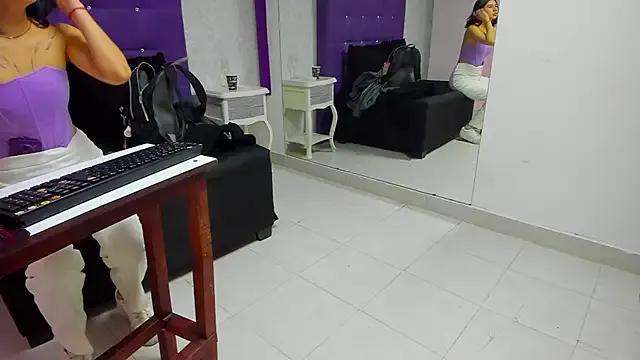 LeaMoreau22 on StripChat