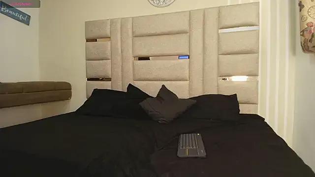 LittlePeach_ on StripChat