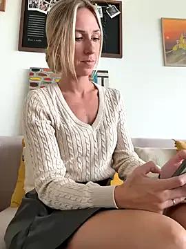 lola_tentatiion on StripChat