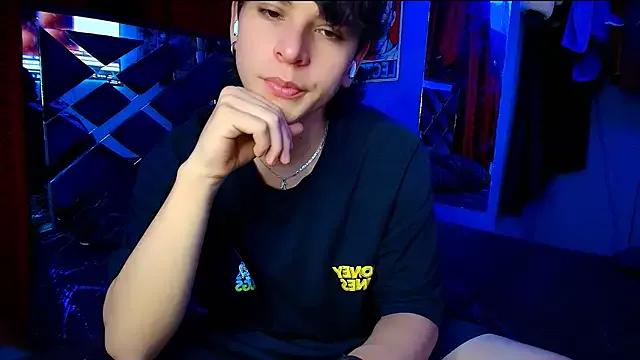 Luke_Howland on StripChat