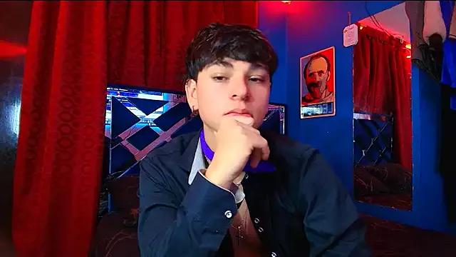 Luke_Howland on StripChat