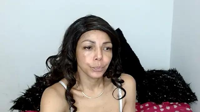 Lunasquirt1985 on StripChat