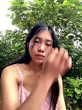 LylyOx9 on StripChat