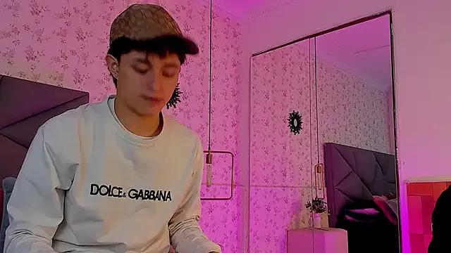 meganandtylerr19 on StripChat