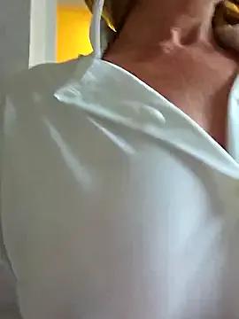 Melody73 on StripChat