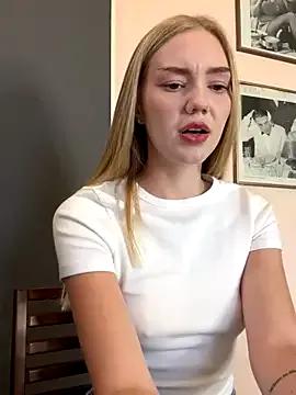 MilaMoone on StripChat