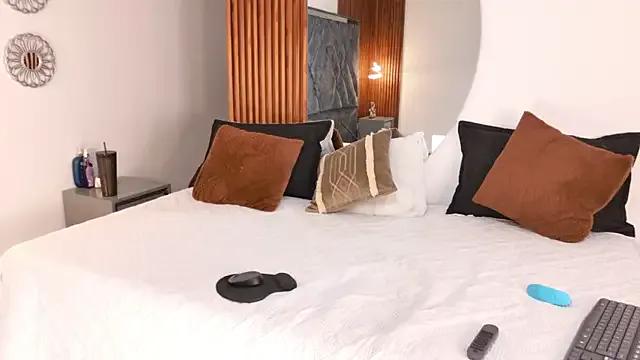 Milf_Slutty on StripChat