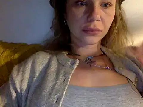 MiraLuna on StripChat