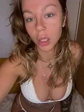 MiraLuna on StripChat