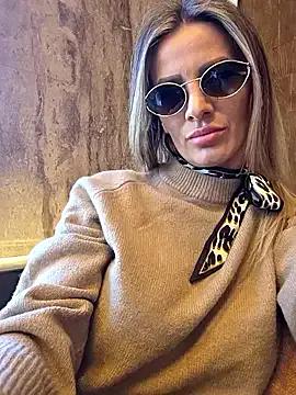 QuenMonicaUK on StripChat