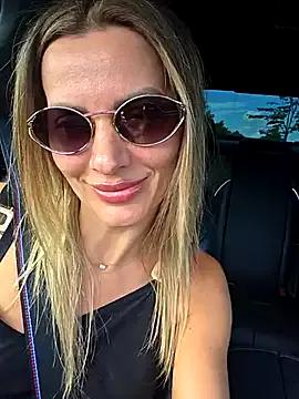 QuenMonicaUK on StripChat